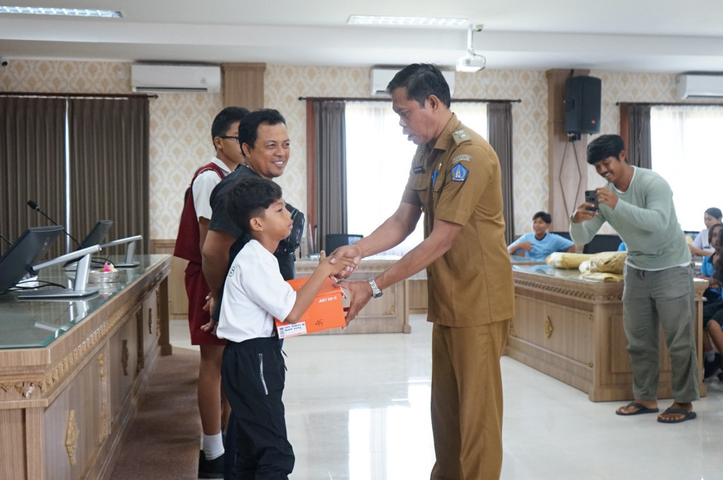 Penghargaan untuk Siswa-Siswi Berprestasi : Wujud Apresiasi Pemerintah Desa Pererenan